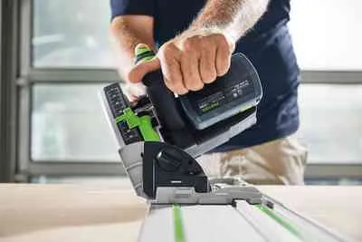 man werkt met Festool TSC55K