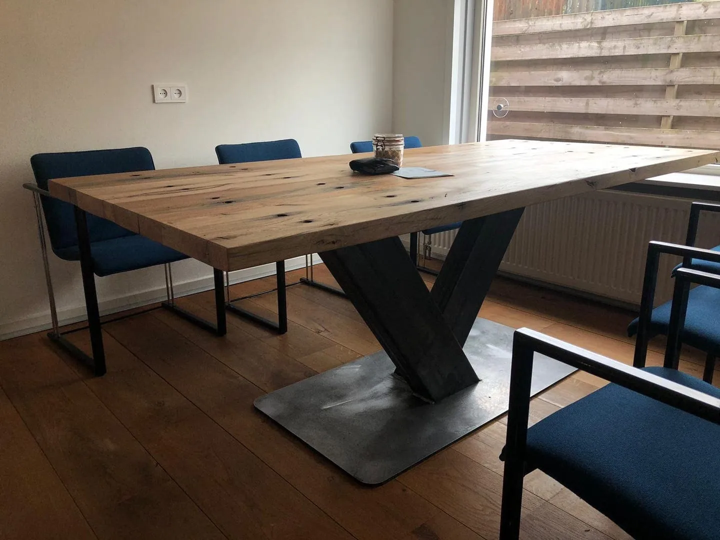 tafel met houten blad en stalen voet