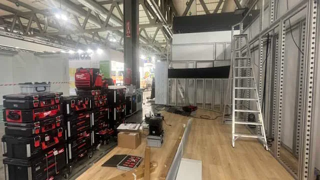 Achter de schermen standopbouw Milaan