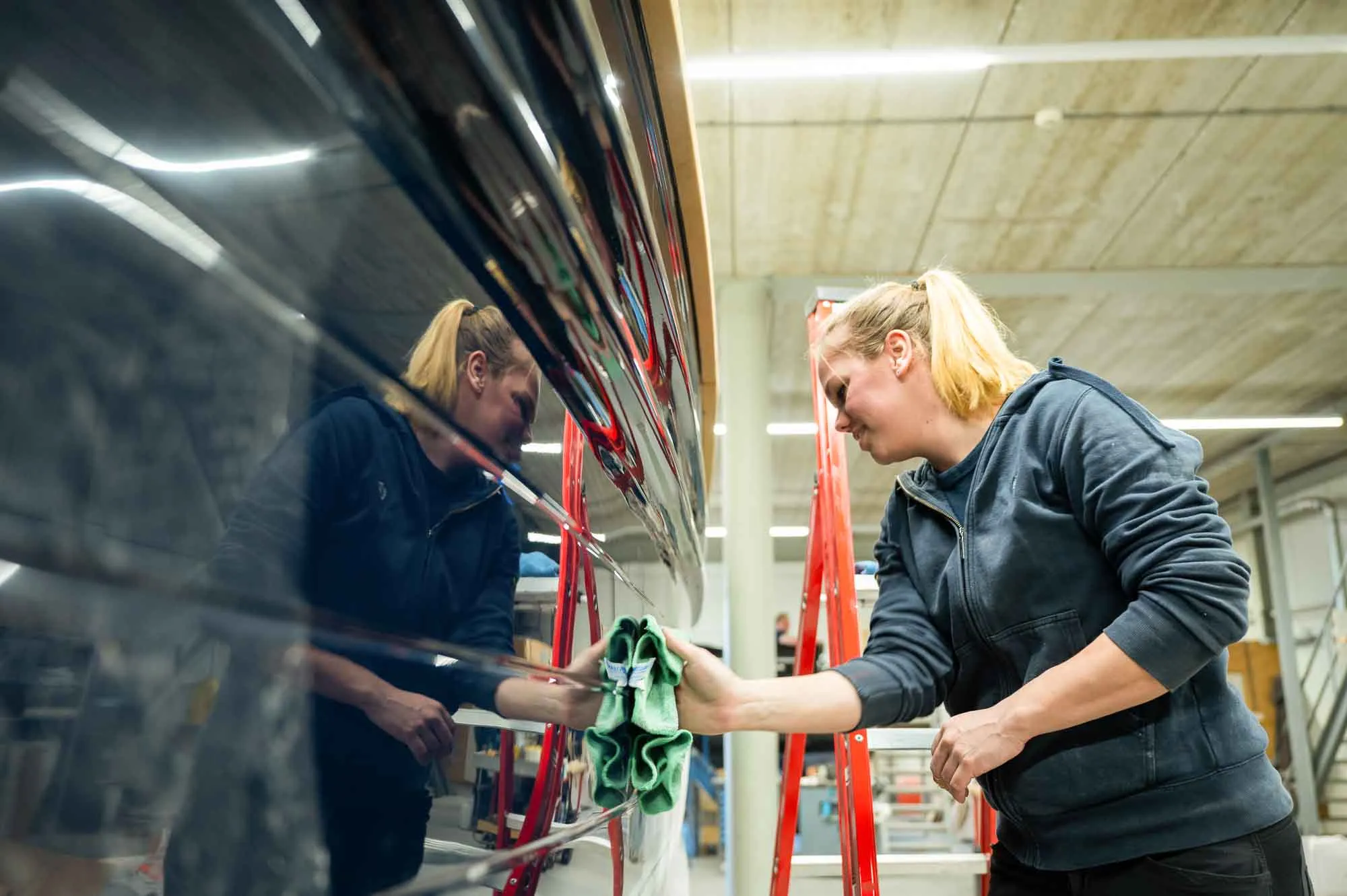 medewerkster legt laatste hand aan boot