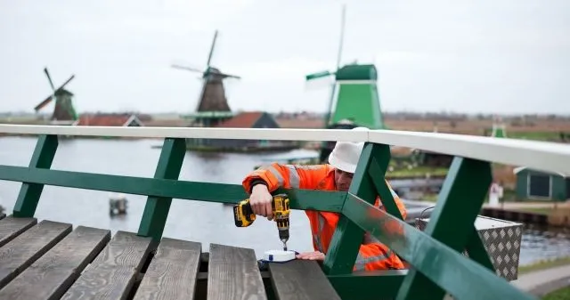 mechanic installs camera on the Zaanse Schans