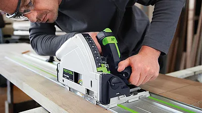 man werkt met Festool TSC 55 cirkelzaag