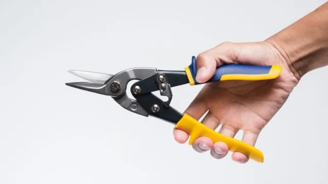 hand with pliers