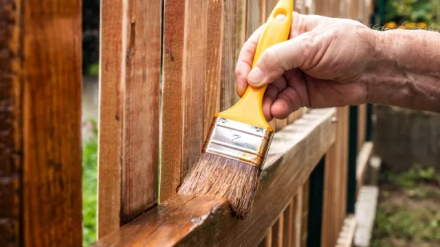 man beitst tuinschutting
