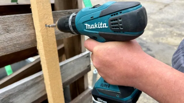 man werkt met Makita accu-schroefboormachine