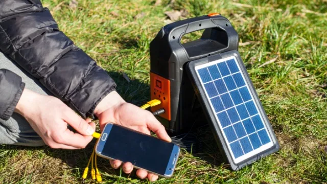 kleine generator met zonnepaneel