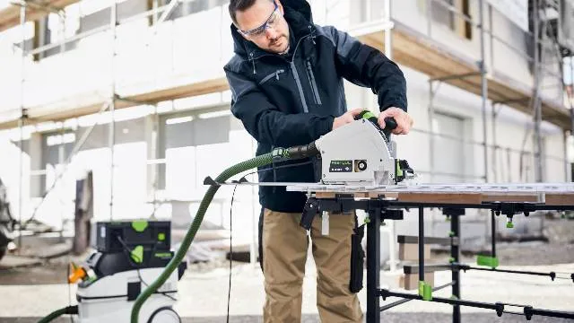 man werkt buiten met Festool TS 60