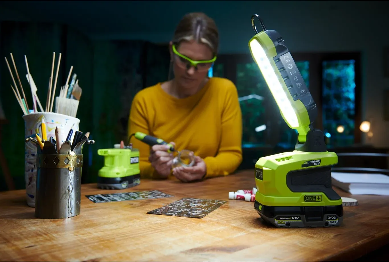 vrouw werkt bij licht van Ryobi ONE+ werklamp