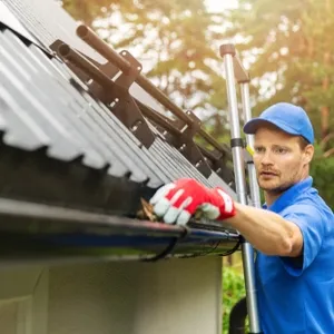 het huisriool van bladeren en vuil schoonmaken