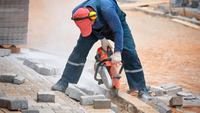 werkende man met oorkappen