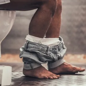 man op toilet