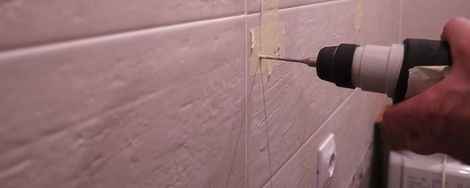 Hoe boren in keramische tegels?