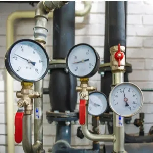 Huisverwarmingssysteem met stalen buizen en manometers
