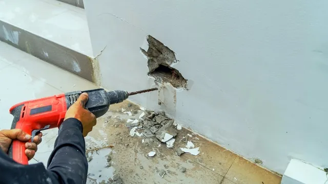 man boort in muur