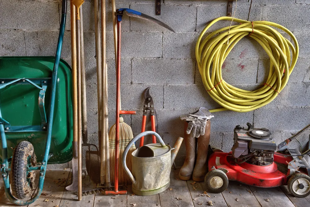 tuingereedschap in opslag