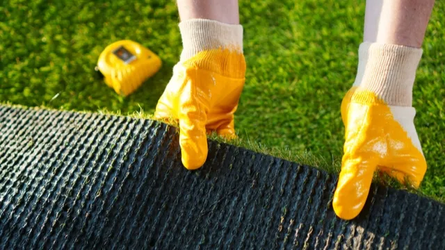 man legt kunstgras aan