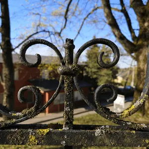 detail van roestig tuinhek