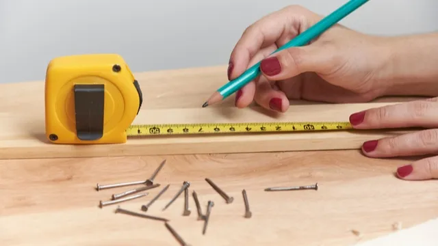 woman marks size on the shelf
