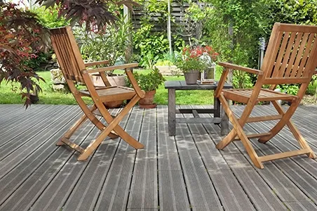 vlonder met stoeltjes in tuin