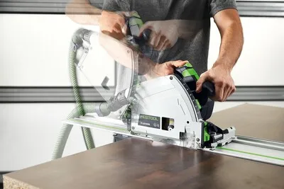 man werkt met Festool TS 60 K
